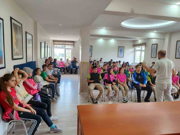 Kütahya’da Öğretmen Ve Öğrencilere, “İyilikte Yarışan Sınıflar” Projesi Tanıtıldı