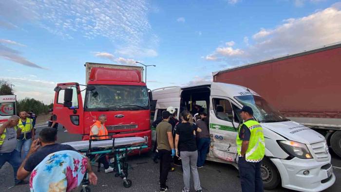 Tekirdağ’da Yolcu Minibüsü İle Kamyon Çarpıştı: 6 Yaralı