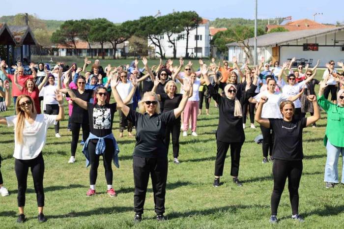 İzmitli Kadınlar Zumba Etkinliği İle Hem Eğlendi Hem Spor Yaptı