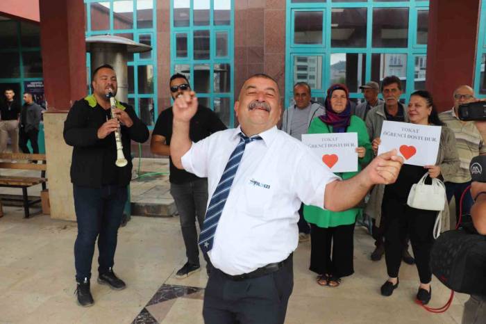 Tokat’ta Gelen Öğrencilere ’tokat Sarması’ Karşılaması