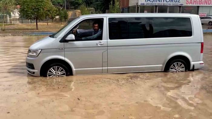 Yozgat’ta Etkili Olan Sağanak Yolları Göle Çevirdi, Ev Ve İş Yerlerini Su Bastı