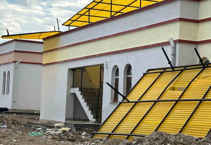 Samsat’ta Fırtına Ağaçları Devirip Çatıları Uçurdu