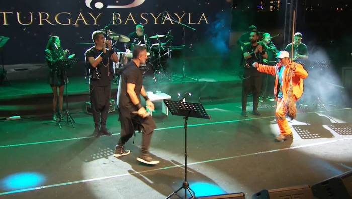 Temizlik Görevlisinden Süpürgesi İle Sahnede Görülmemiş Oyun Performansı