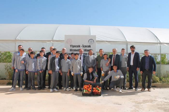 Geleceğin Seracıları Meslek Liseliler Kurdukları Serada Sebze Meyve Yetiştiriyor