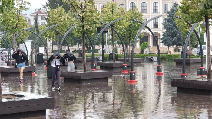 Yağmura Hazırlıksız Yakalanan Vatandaşlar Saçak Altlarına Sığındı