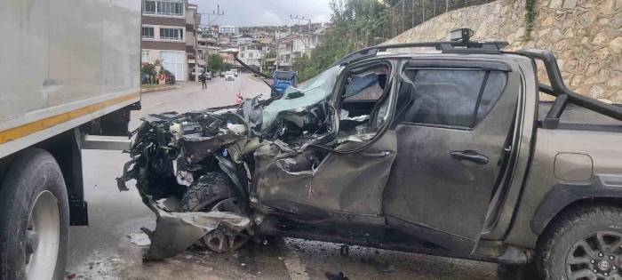 Tırın Altına Giren Kamyonette Sıkıştılar