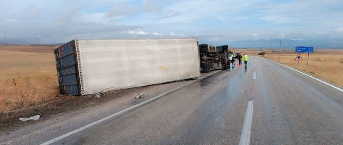 Rusya’ya Mobilya Taşıyan Tır Amasya’da Kaza Yaptı: 1 Yaralı