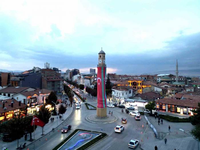 Çorum Saat Kulesine Kardeşlik Bayrağı Asıldı