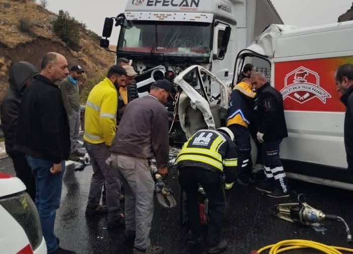 Erzincan’da Trafik Kazası: 1 Ölü, 2 Ağır Yaralı