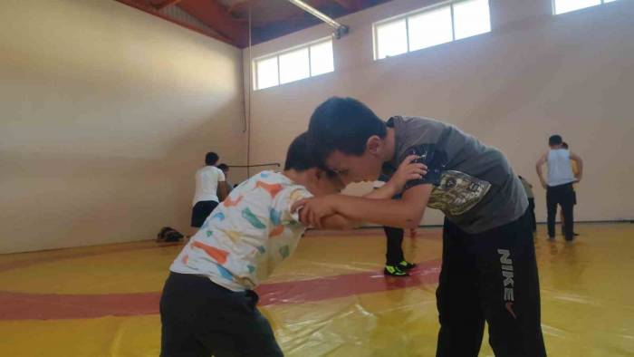 Erzurum’da Geleceğin Güreşçileri Yetiştiriliyor