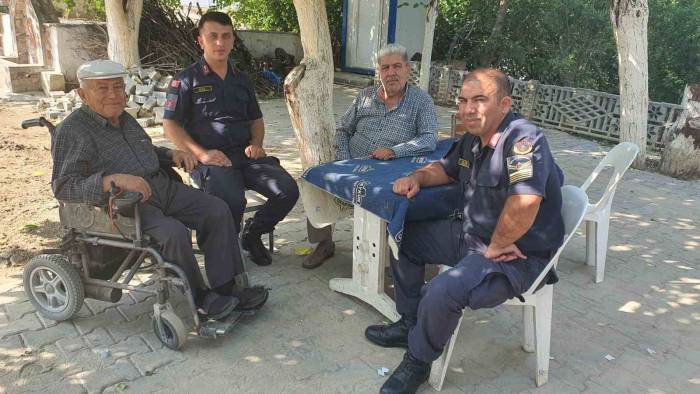 Jandarma Yaşlı Çınarları Unutmadı