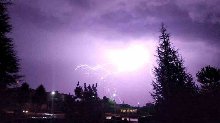 Karabük’te Yıldırımlar Gökyüzünde Görsel Şölen Sundu
