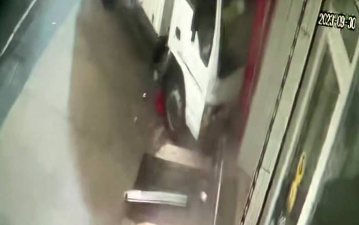 Arnavutköy’de Kontrolden Çıkan Kamyonet Markete Daldı, Kaza Anı Kamerada