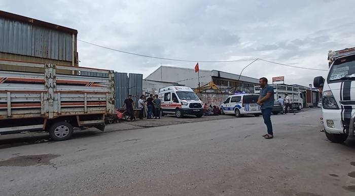 Hurda Malzemelerinin Altında Kalan Genç Hayatını Kaybetti