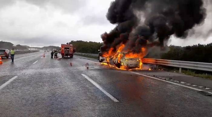 Kuzey Marmara Otoyolu’nda İki Otomobil Alev Topuna Döndü: 4 Yaralı