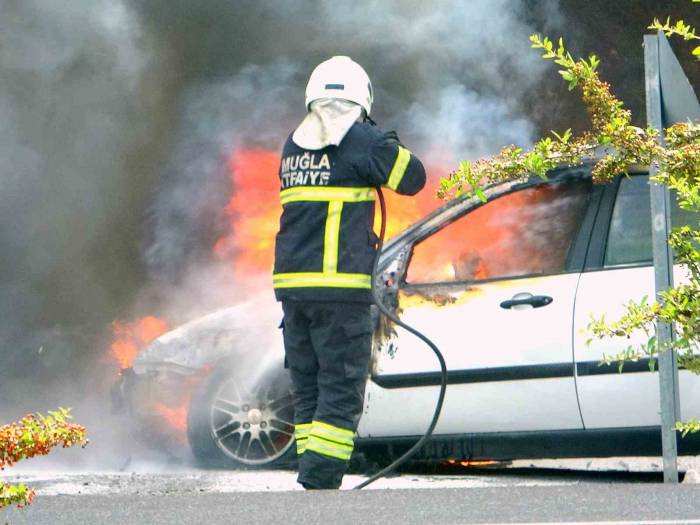 Polis Kontrol Noktasında Araç Yangını