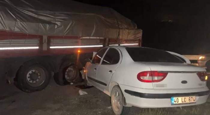 Tırla Otomobilin Çarpıştığı Kazada Polis Ve Eşi Hayatını Kaybetti