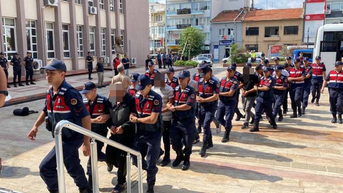Polisin Bıçaklanması Olayı İle İlgili Gözaltına Alınan 8 Şüpheli Adliyeye Sevk Edildi