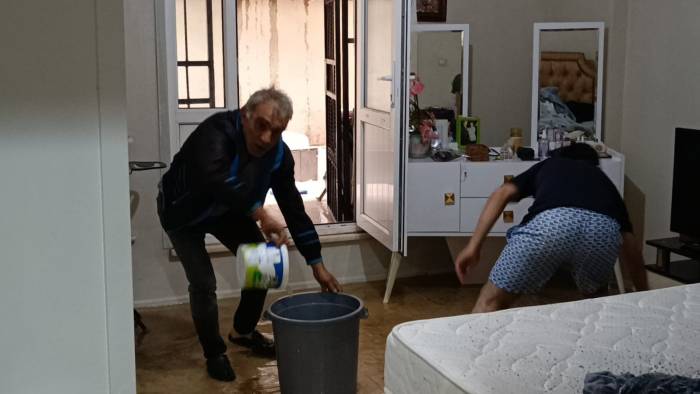 Sancaktepe’de Sağanak Yağış Nedeniyle Rögar Taştı, 4 Daireyi Su Bastı