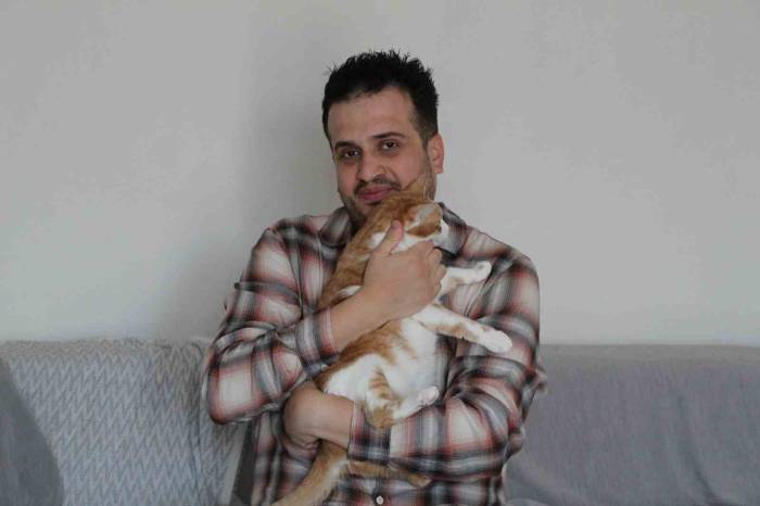 Sokakta Yaralı Olarak Bulduğu Kedileri Sahiplendi