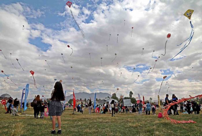 Dünya Çocuk Günü’nde Van Semalarını Uçurtmalar Süsledi
