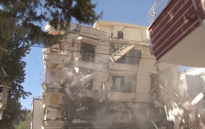 Ağır Hasarlı Binalar Tek Tek Yıkılıyor