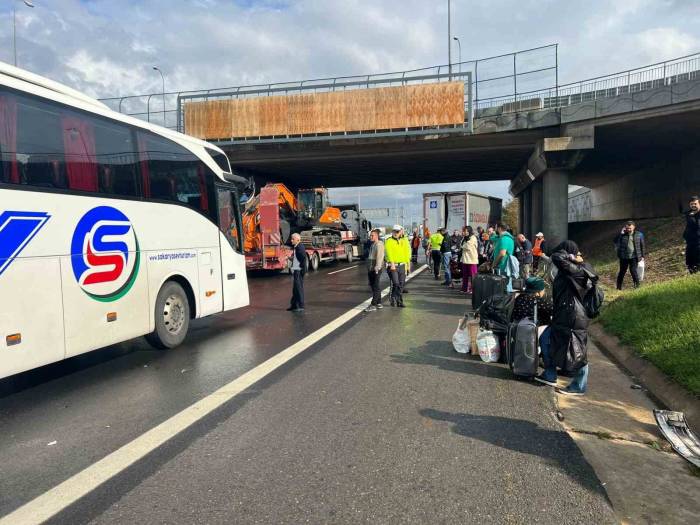 Otobüs Kaza Yaptı, Yolcular Valizleriyle Yolda Kaldı