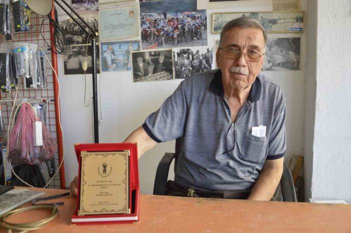 Saat Tamircisiyken Askerde İlk Kez Gördüğü Televizyondan Etkilenip Meslek Değiştirdi