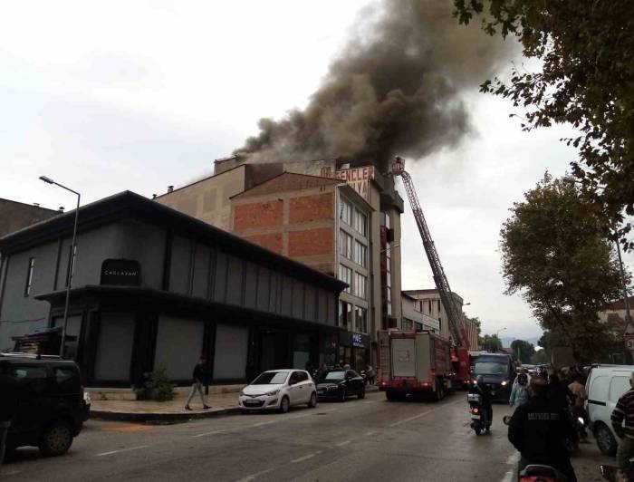 Bursa’da 5 Katlı Mobilya İmalathanesinde Yangın