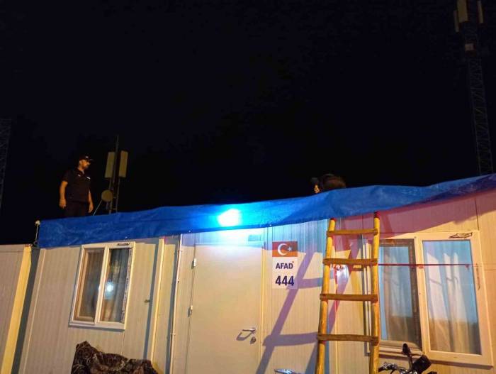 Yağmur Sonrası Afad Personeli, Depremzedelerin Yardımına Koştu