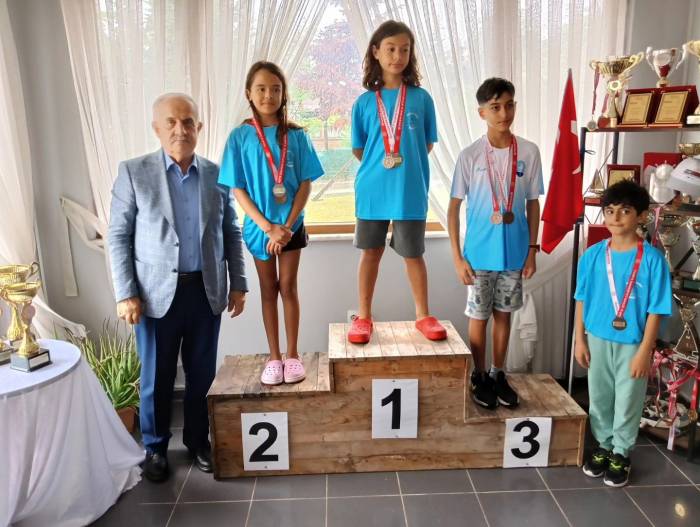 Minik Yelkenciler Zafer İçin Yarıştı