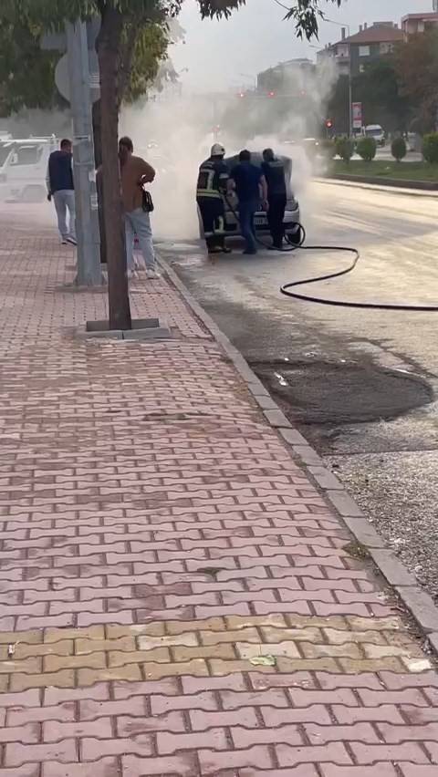 Elazığ’da Seyir Halindeki Otomobil Yandı