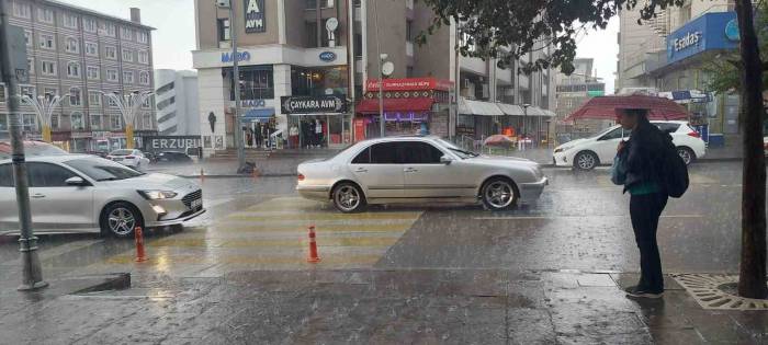 Erzurum’da Sağanak Yağış Etkili Oluyor