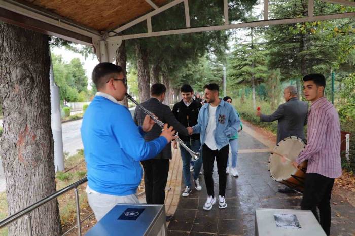 Fırat Üniversitesi, Öğrencilerini Davul Ve Klarnetle Karşıladı