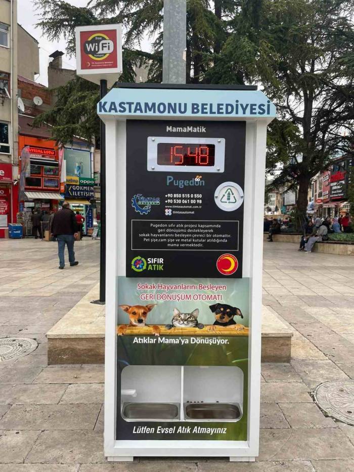 Geri Dönüşüm Atıkları Atık-matiklerde Mama Ve Kaleme Dönüşüyor