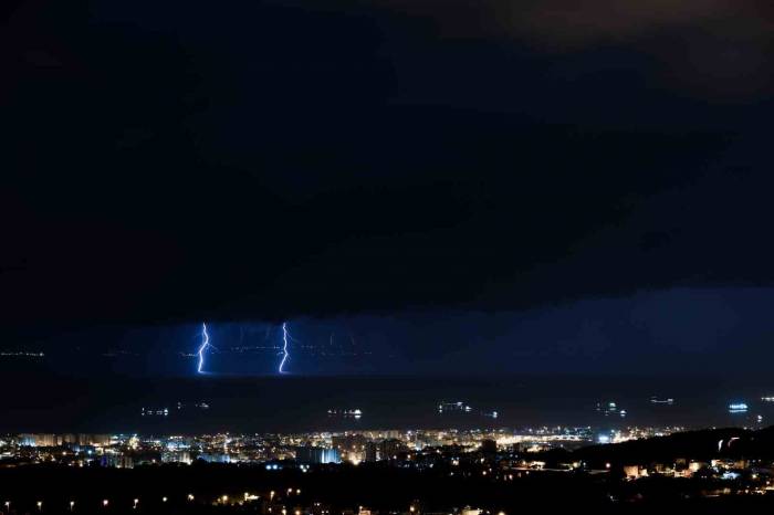 İskenderun Körfezi’ndeki Şimşek Fırtınası Ortaya Seyirlik Görüntüler Çıkardı
