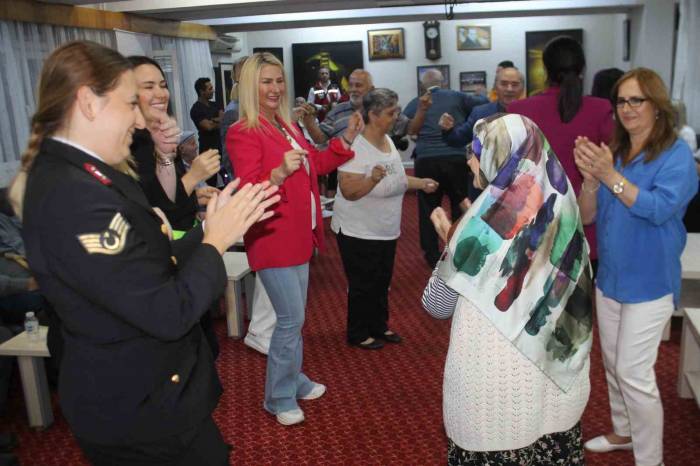 Huzurevindeki Yaşlıların Oyun Havası Renkli Görüntülere Sahne Oldu