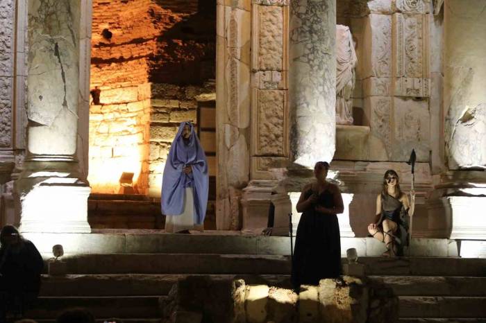 İz Bırakan Kadınlar Tarihi Kentte Sahne Aldı