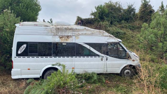 Karabük’te Servis Minibüsü Şarampole Yuvarlandı