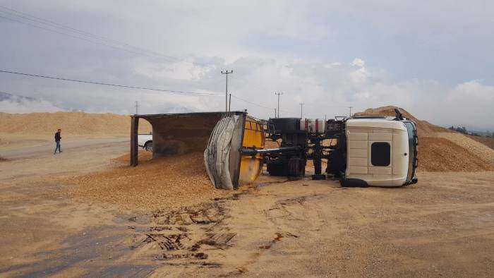 Karabük’te İş Makinesi Ve Hafriyat Kamyonu Devrildi: 1 Yaralı