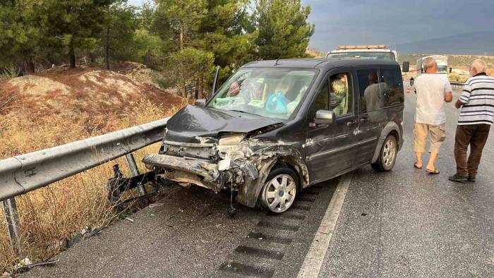 Kastamonu’da Hafif Ticari Araç Bariyerlere Çarptı