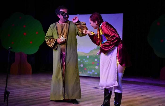 Konyaaltı’nda Çocuklar ‘’çizmeli Kedi’’ İle Eğlendi