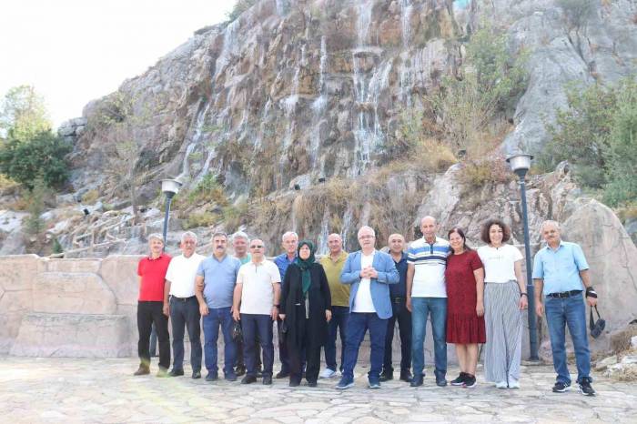 41 Yıl Önce Sıra Arkadaşları Olan Liseliler, Kozan’da Bir Araya Geldi