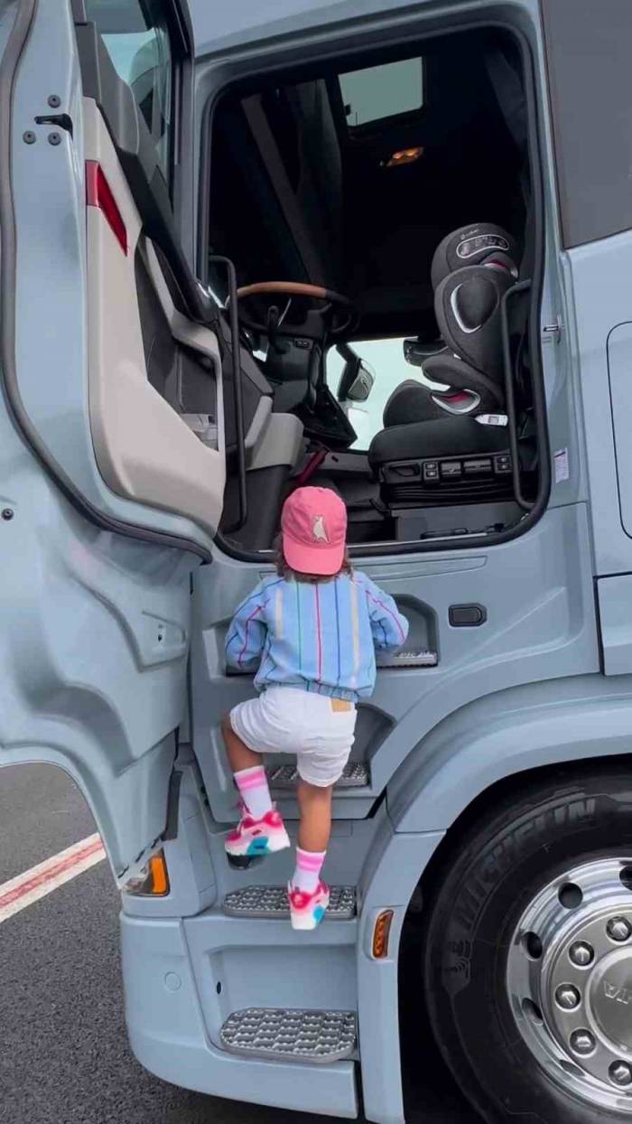 4 Yaşındaki Zayn Bu Kez Tır Kullandı