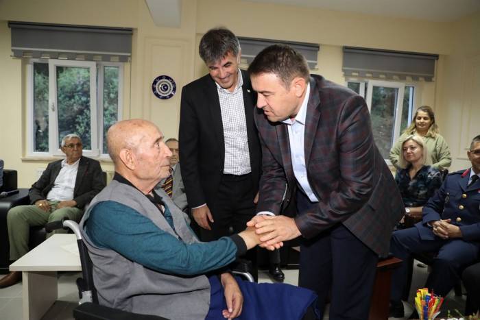 Kütahya Protokolü Huzurevi Sakinlerini Ziyaret Etti