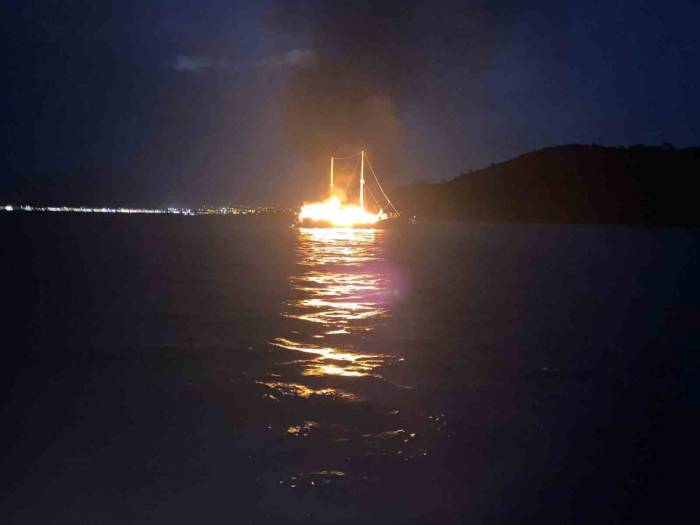 Fethiye Açıklarında Yanan Gulet Kullanılamaz Hale Geldi