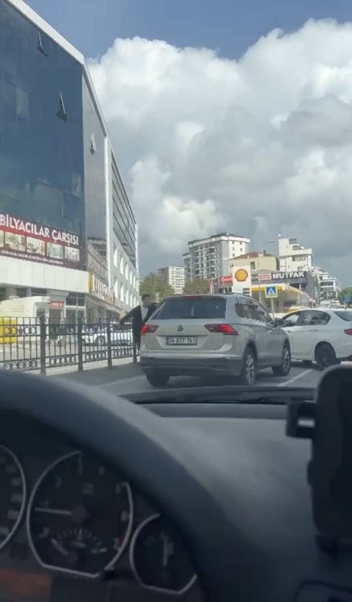 Pendik’te Trafikte Korna Kavgası: Araçla Önünü Kesip Bıçakla Saldırdı