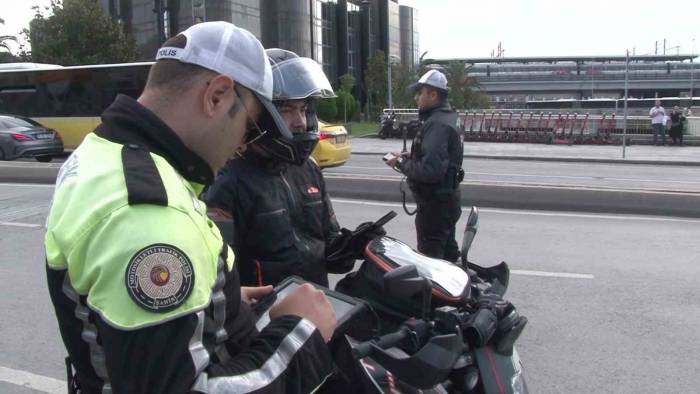 Kadıköy’de Motosiklet Sürücülerine Denetim Yapıldı, 3 Motosiklet Bağlandı