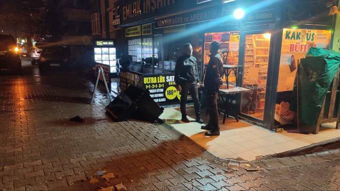 Tartıştığı Üvey Oğlunu Silahla Öldürdü, 2 Kişiyi De Yaraladı