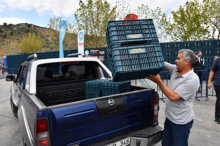 Şehzadeler Ve Yunusemreli Üreticilere Kasaları Teslim Edildi